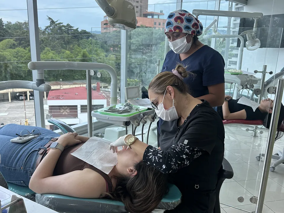 Odontóloga atendiendo a una paciente en la clínica dental de zona 10