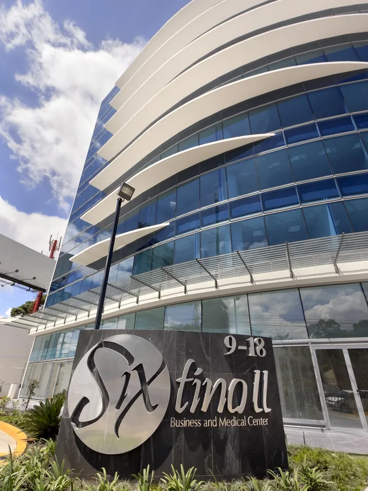 Fachada del edificio Sixtino II Business and Medical Center en zona 10