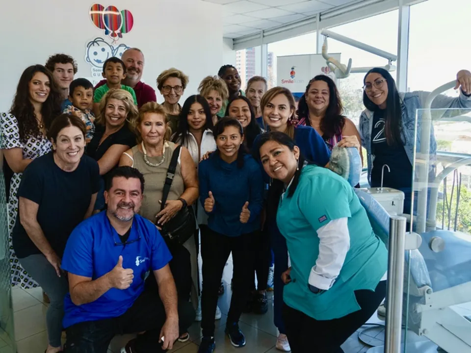 Equipo, voluntarios y familias de la Fundación Sonrisa 502 reunidos en la clínica