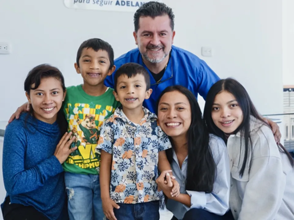 Odontólogo de la Fundación Sonrisa 502 con niñas, niños y jóvenes que acompaña